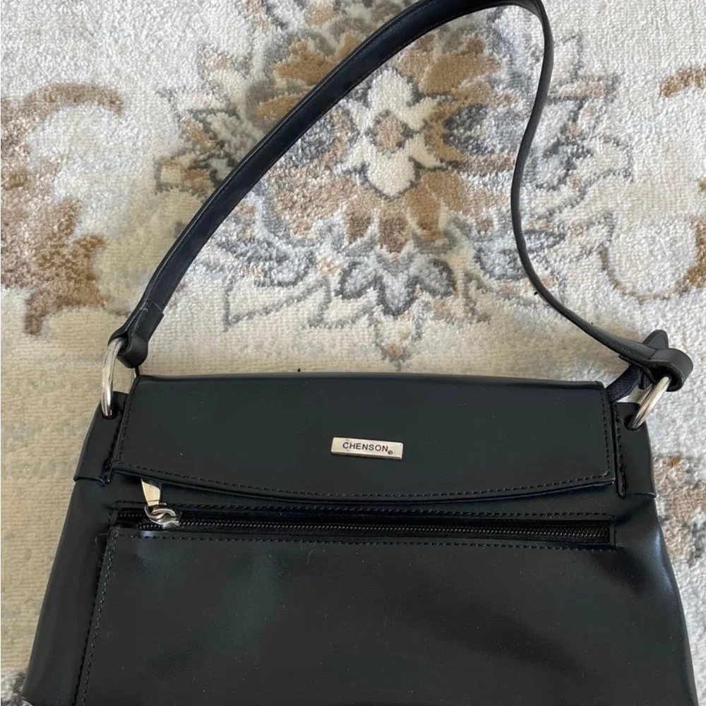 Black Women’s Shoulder Bag - Classic Everyday Style - Picture 3 of 3